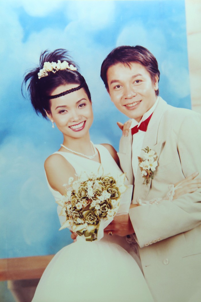 Những bức ảnh cưới được cho là của diễn viên Mai Thu Huyền với một người đàn ông lạ không phải chồng cô cách đây hơn chục năm đang khiến dư luận xôn xao